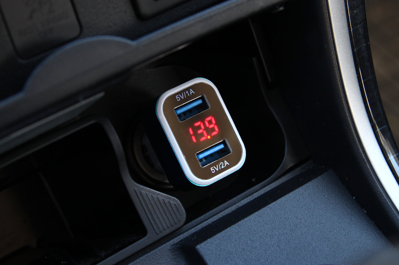 Autonabíjačka mobilného telefónu s 2xUSB + tester napätia akumulátora TEST-04