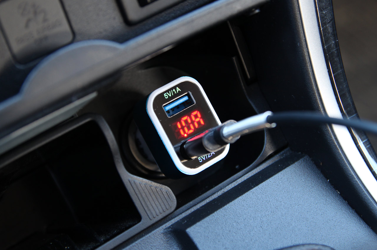 Autonabíjačka mobilného telefónu s 2xUSB + tester napätia akumulátora TEST-04