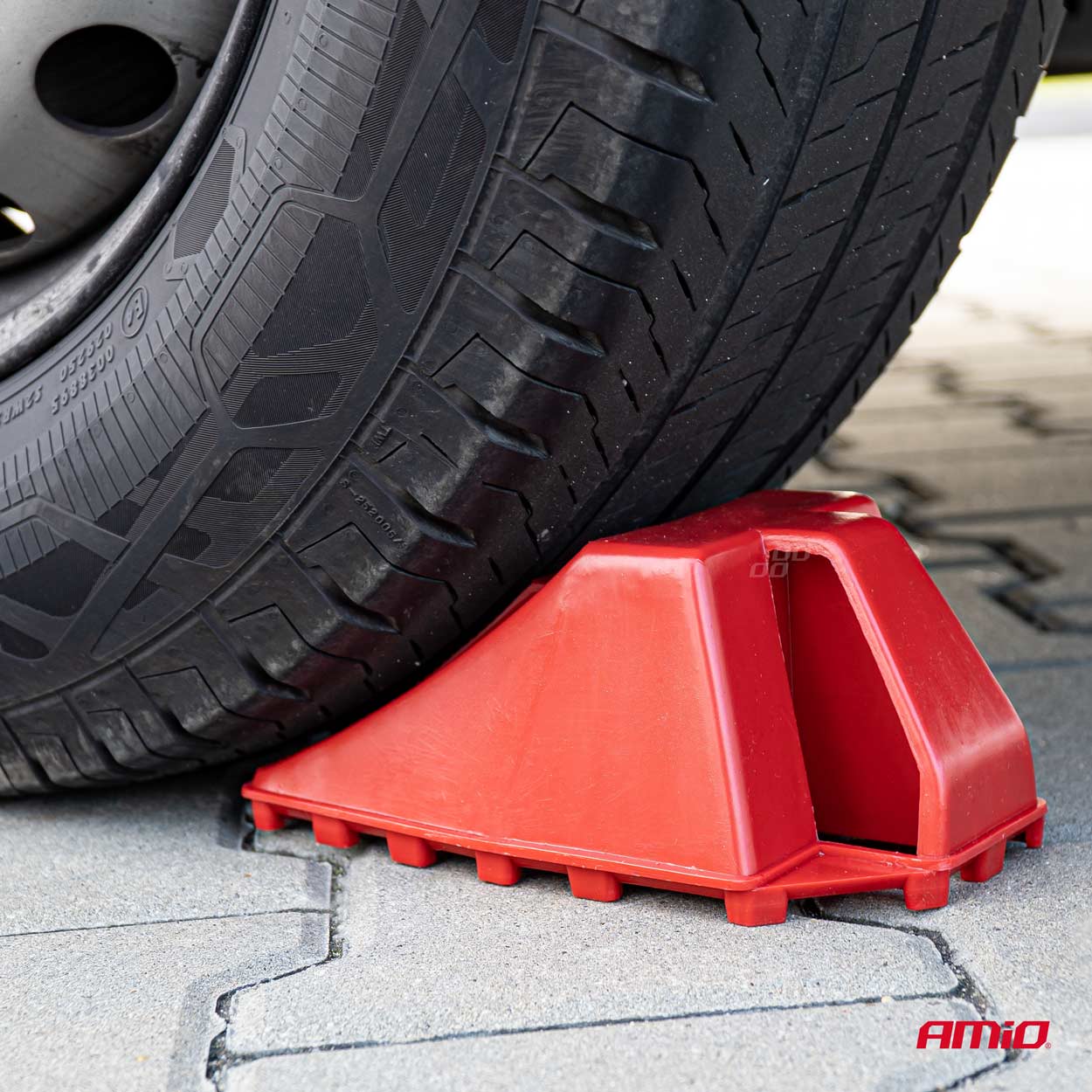 Zakladací klin pod koleso automobilu s brzdou AMiO-02793